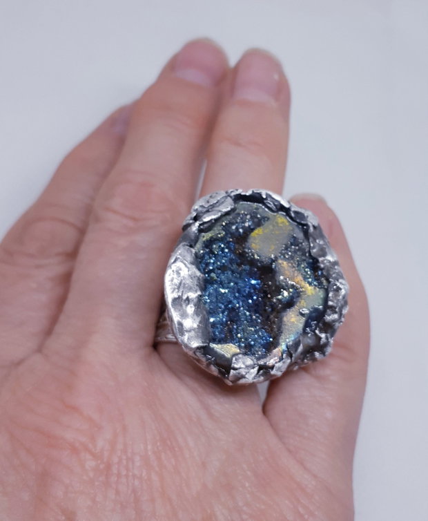 Inel unicat, cu design organic, din argint fin, cu o geoda druzy de cuart aura titan natural