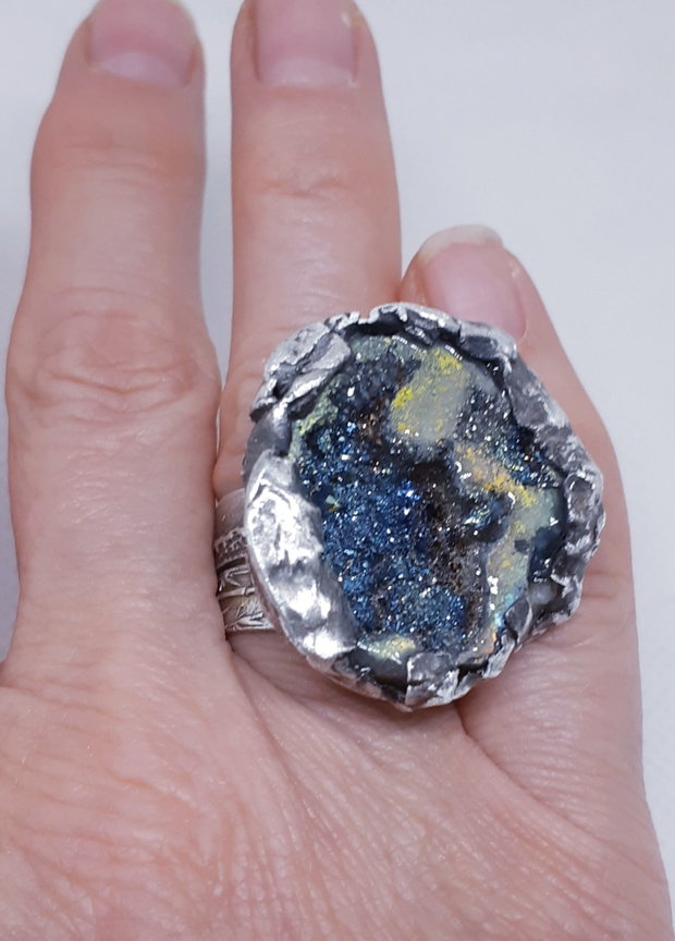 Inel unicat, cu design organic, din argint fin, cu o geoda druzy de cuart aura titan natural