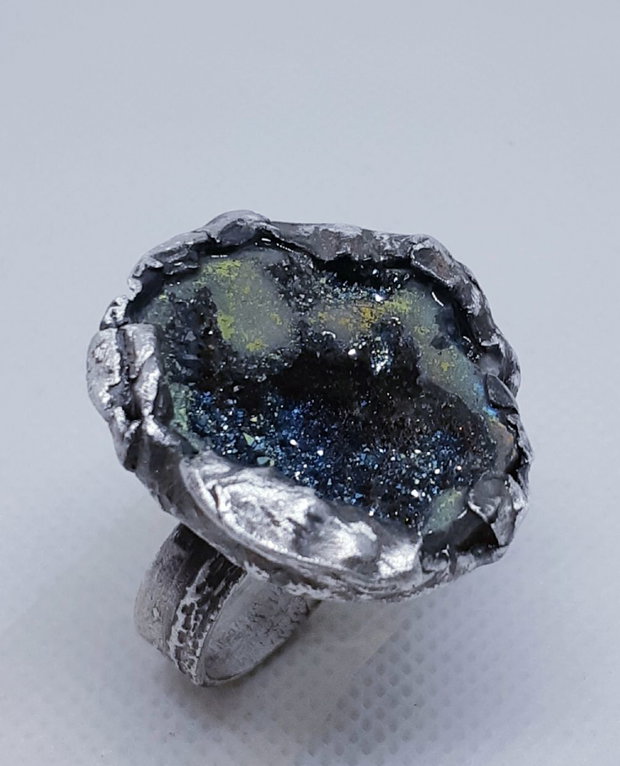 Inel unicat, cu design organic, din argint fin, cu o geoda druzy de cuart aura titan natural