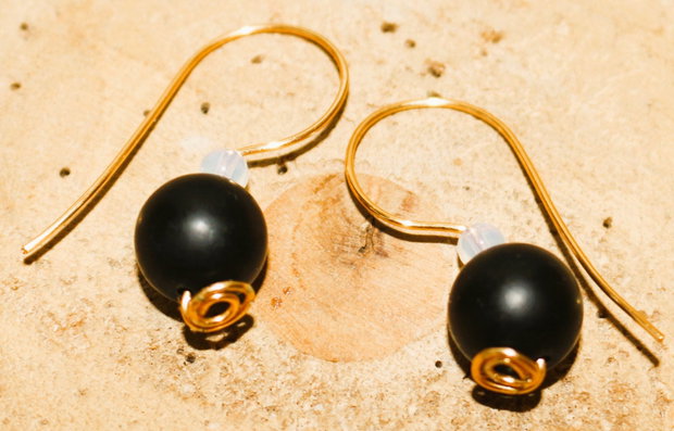Cercei handmade din sarma ,margele din onix mat si opalit