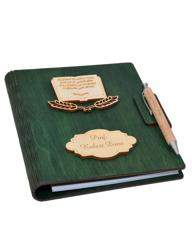 Agenda A5 din lemn personalizata, Verde, Piksel, Absolvire, Profesori, Invatatori, 100 pagini si pix din lemn inclus