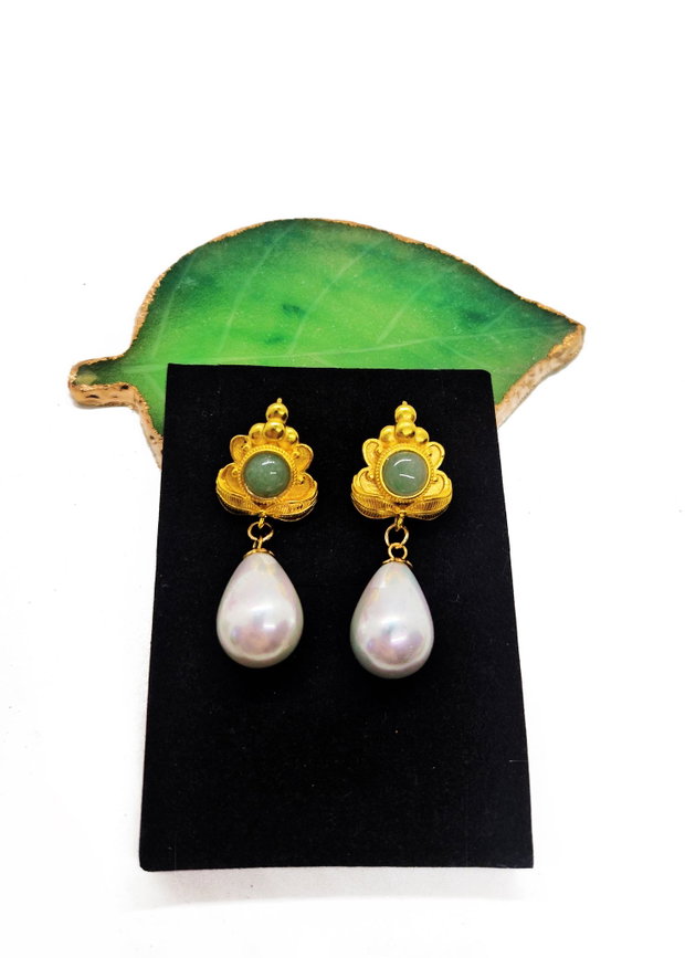 Cercei "Aventurine flower" din alama, aventurin si perle mari Seashell