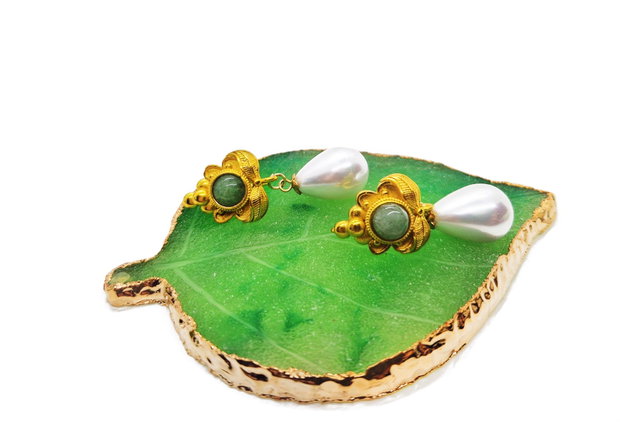 Cercei "Aventurine flower" din alama, aventurin si perle mari Seashell