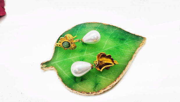 Cercei "Aventurine flower" din alama, aventurin si perle mari Seashell