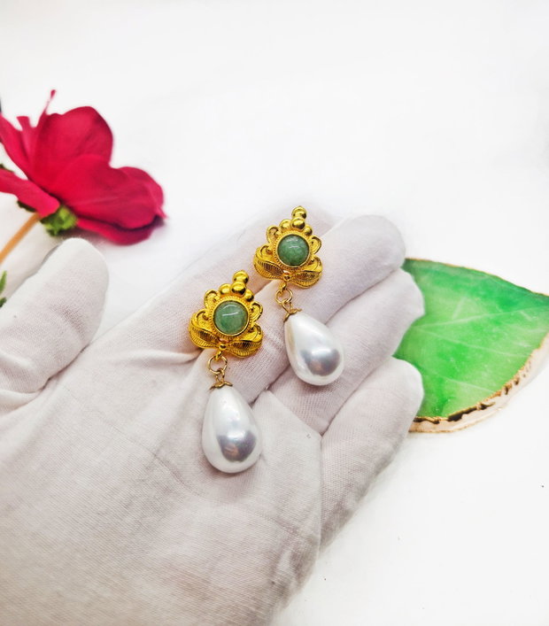 Cercei "Aventurine flower" din alama, aventurin si perle mari Seashell