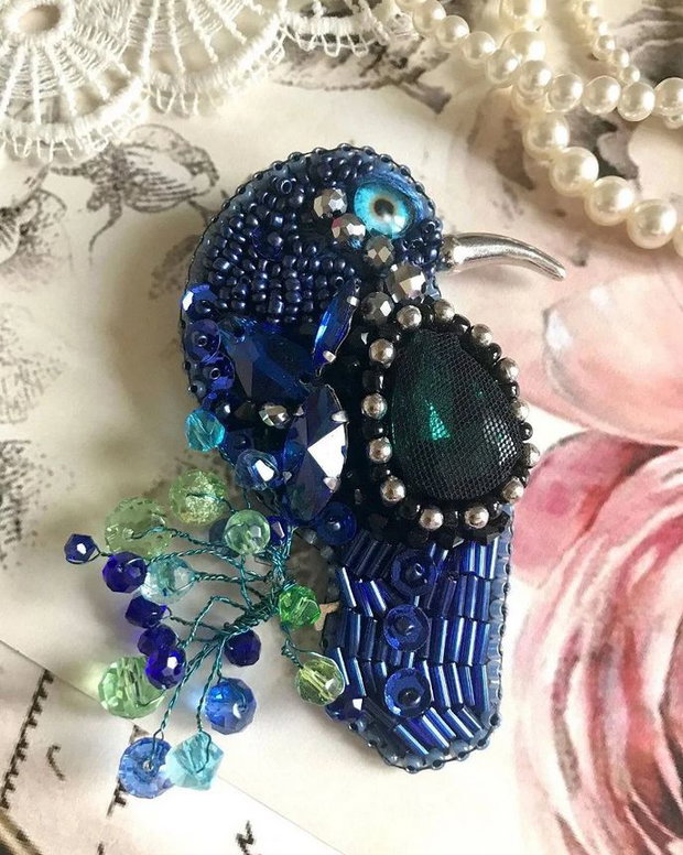 Brosa delicata Papagal albastru・Brosa broderie cu paiete・Brosa handmade in nuante de albastru