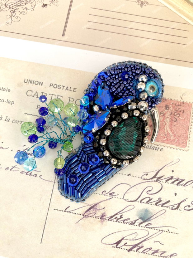 Brosa delicata Papagal albastru・Brosa broderie cu paiete・Brosa handmade in nuante de albastru