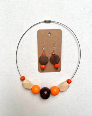 Set cercei si colier cu bile din lemn colorate