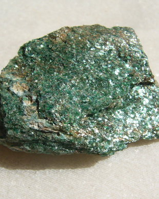 Fucsit specimen NATURAL netratat aprox 40x33x14 mm