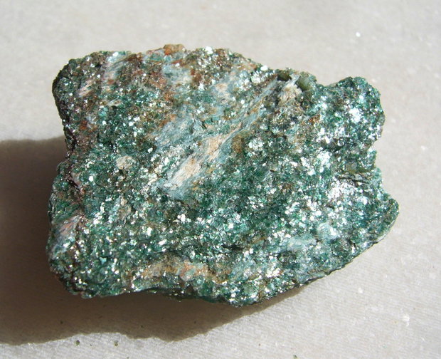 Fucsit specimen NATURAL netratat aprox 40x33x14 mm