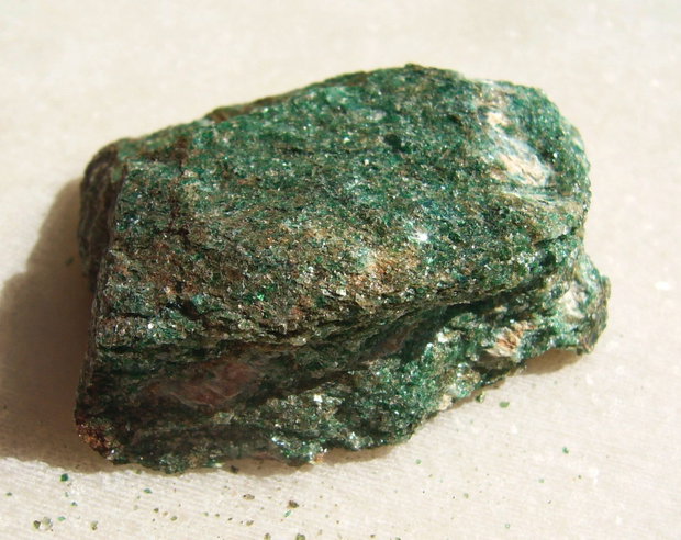 Fucsit specimen NATURAL netratat aprox 40x33x14 mm