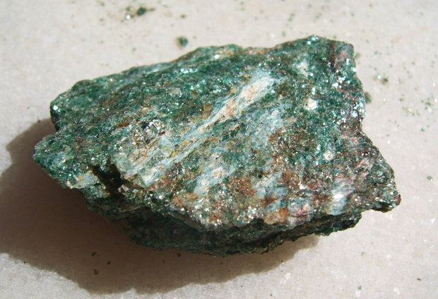 Fucsit specimen NATURAL netratat aprox 40x33x14 mm
