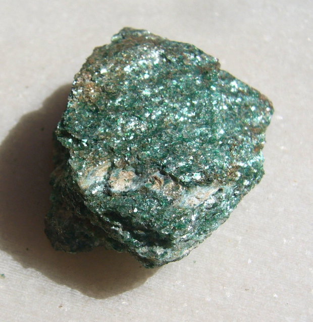 Fucsit specimen NATURAL netratat aprox 40x33x14 mm