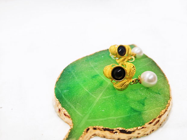 Cercei "Onyx flower" din alama, onix si perle rotunde Seashell