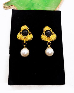 Cercei "Onyx flower" din alama, onix si perle rotunde Seashell