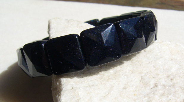 Piatra soarelui albastra fatetata (de sinteza) - bratara elastica formata din 15 bucati cu 2 gauri de aprox 14x14x8 mm