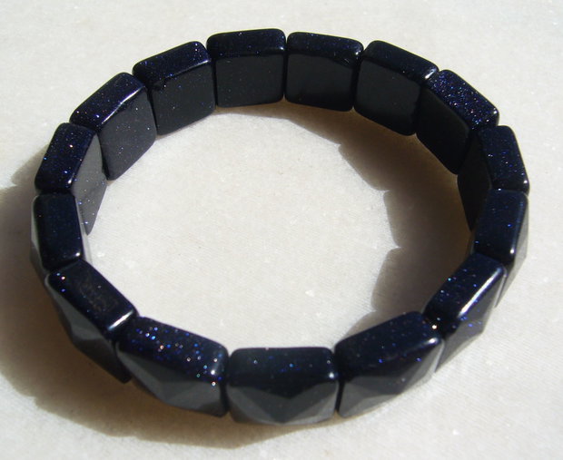 Piatra soarelui albastra fatetata (de sinteza) - bratara elastica formata din 15 bucati cu 2 gauri de aprox 14x14x8 mm