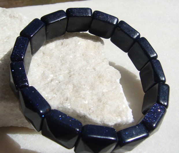 Piatra soarelui albastra fatetata (de sinteza) - bratara elastica formata din 15 bucati cu 2 gauri de aprox 14x14x8 mm