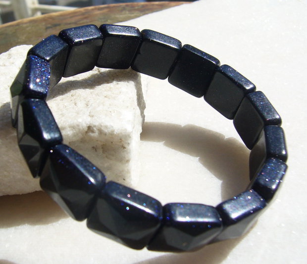 Piatra soarelui albastra fatetata (de sinteza) - bratara elastica formata din 15 bucati cu 2 gauri de aprox 14x14x8 mm