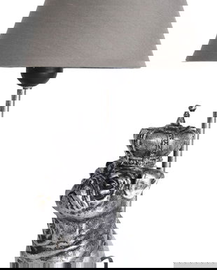 Lampa de masa cu un buldog argintiu cu coroana