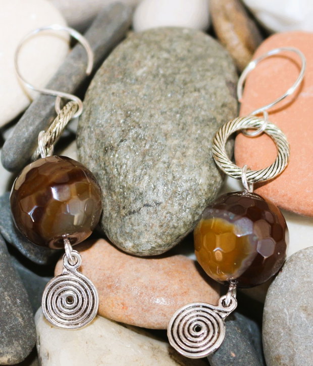 Cercei handmade din sarma si agate fatetate
