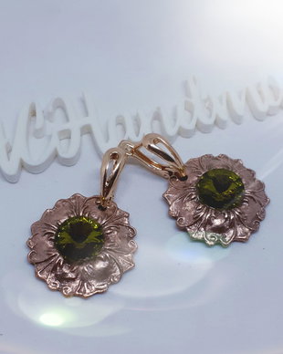 Cetcei vintage unicat, atarnatori, in forma de flori din bronz cu cristale Svarowski oliv