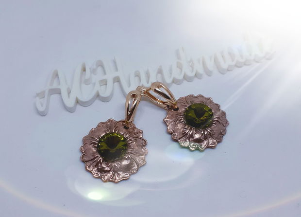 Cetcei vintage unicat, atarnatori, in forma de flori din bronz cu cristale Svarowski oliv