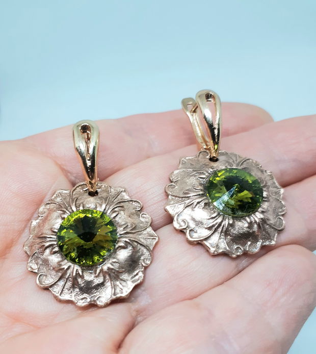 Cetcei vintage unicat, atarnatori, in forma de flori din bronz cu cristale Svarowski oliv