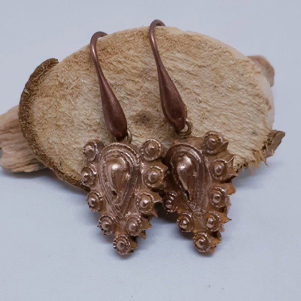 Cercei vintage unicat, cu model filigramat pe o parte si o lalea pe cealalta, din bronz auriu