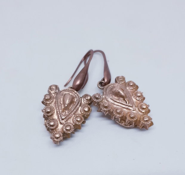 Cercei vintage unicat, cu model filigramat pe o parte si o lalea pe cealalta, din bronz auriu