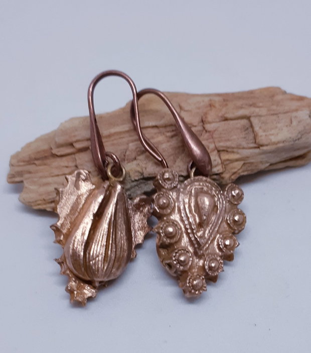 Cercei vintage unicat, cu model filigramat pe o parte si o lalea pe cealalta, din bronz auriu