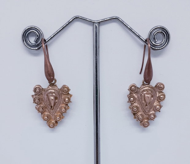 Cercei vintage unicat, cu model filigramat pe o parte si o lalea pe cealalta, din bronz auriu