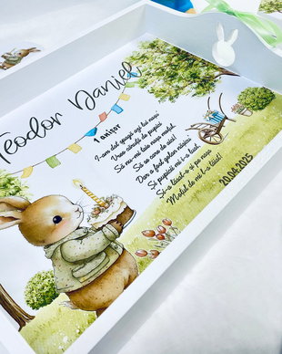 Set aniversar personalizat 1 anisor - Happy birthday bunny- Tavita mot si accesorii