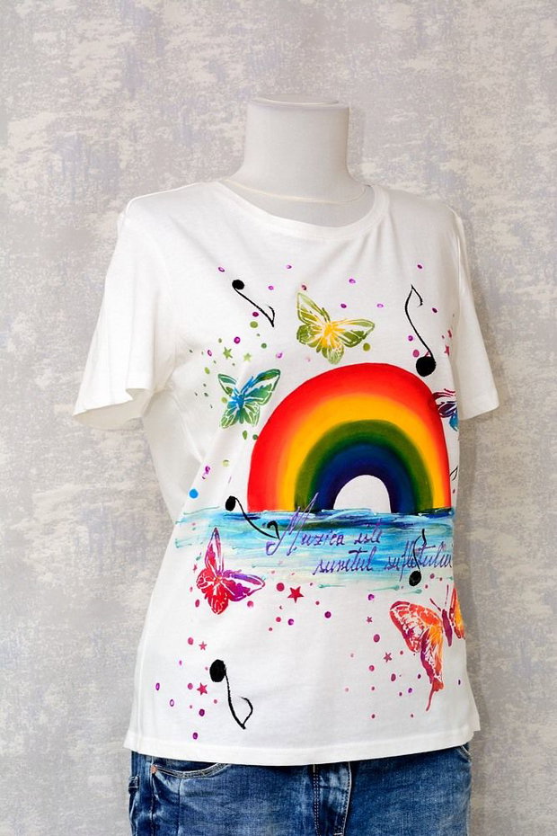 Tricou alb pictat manual-Muzica este sunetul sufletului