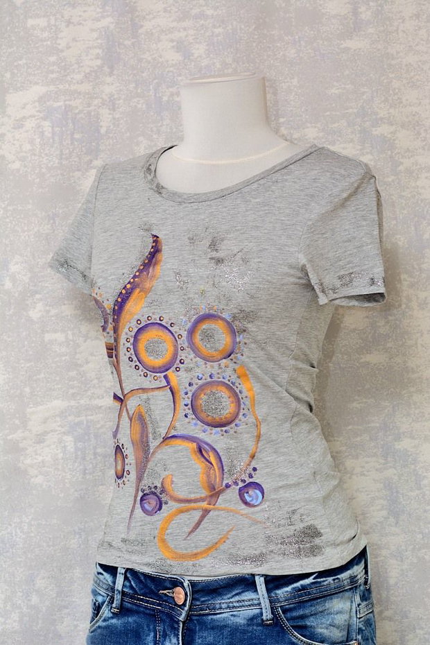 Tricou gri, pictat manual, unicat