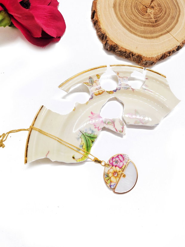 Colier "Buchet de flori" din fragment de portelan Rosenthal, sidef si argint placat cu aur