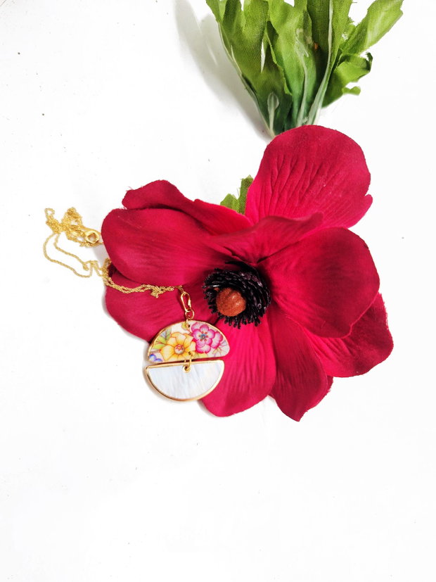 Colier "Buchet de flori" din fragment de portelan Rosenthal, sidef si argint placat cu aur