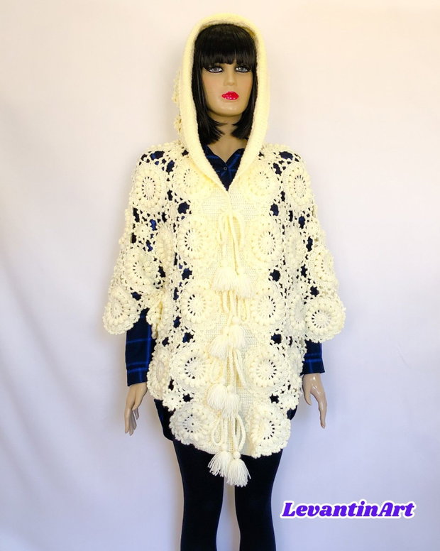 Pelerină croșetată manual cu glugă, stil boho elegant (tip poncho/capă), ivoire - UNICAT