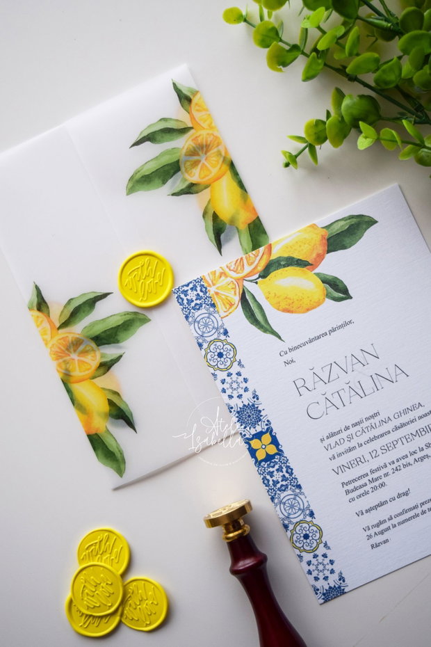 Invitație nuntă în stil mediteranean și lămâi învelită în hârtie calc decorat și sigiliu din ceară