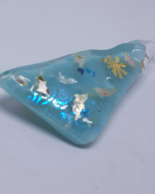 Brosa unicat, dreptunghiulara, din sticla fuzionata bleu si sticla dicroica, cu insertii delfini din argint pur si soare din foita de aur