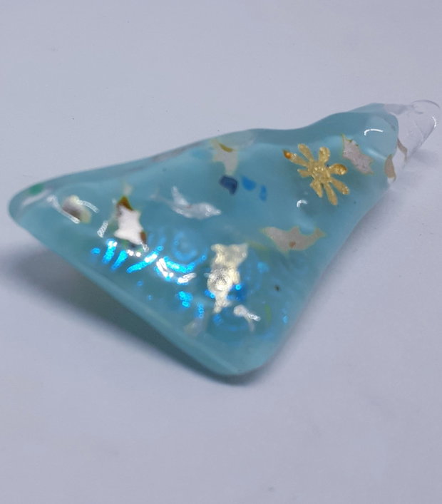 Brosa unicat, dreptunghiulara, din sticla fuzionata bleu si sticla dicroica, cu insertii delfini din argint pur si soare din foita de aur