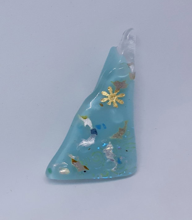 Brosa unicat, dreptunghiulara, din sticla fuzionata bleu si sticla dicroica, cu insertii delfini din argint pur si soare din foita de aur