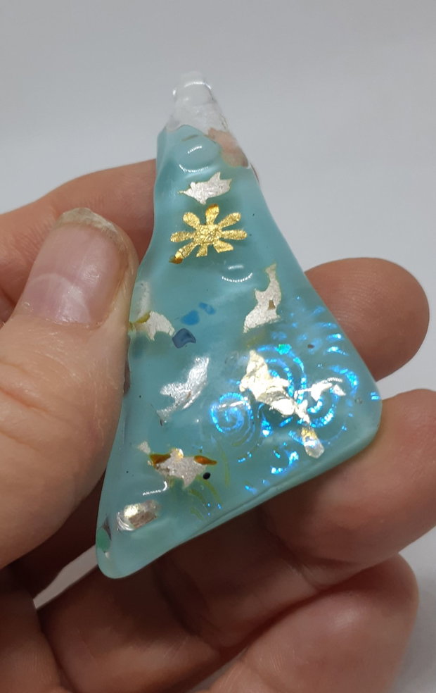 Brosa unicat, dreptunghiulara, din sticla fuzionata bleu si sticla dicroica, cu insertii delfini din argint pur si soare din foita de aur
