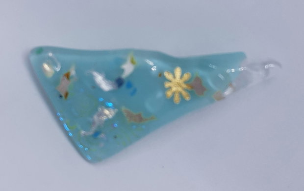 Brosa unicat, dreptunghiulara, din sticla fuzionata bleu si sticla dicroica, cu insertii delfini din argint pur si soare din foita de aur