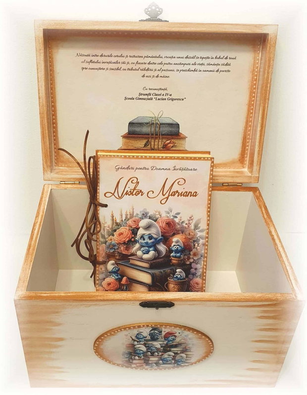 Set cadou, format din carte personalizata cu coperti din lemn si cufar 30x20x18 cm, tema Strumfi, roz pal