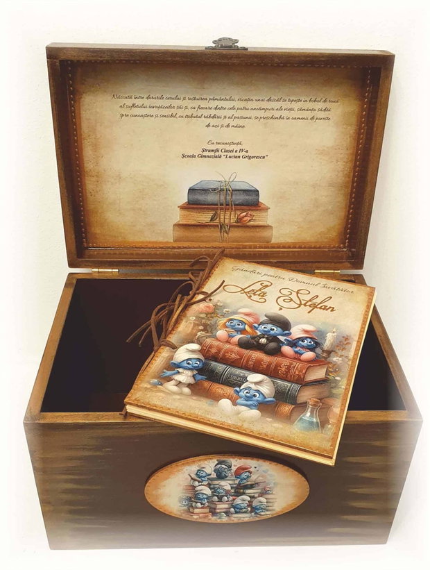 Set cadou, format din carte personalizata cu coperti din lemn si cufar 30x20x18 cm, tema Strumfi, vintage