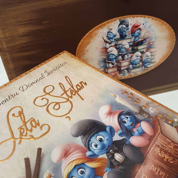Set cadou, format din carte personalizata cu coperti din lemn si cufar 30x20x18 cm, tema Strumfi, vintage