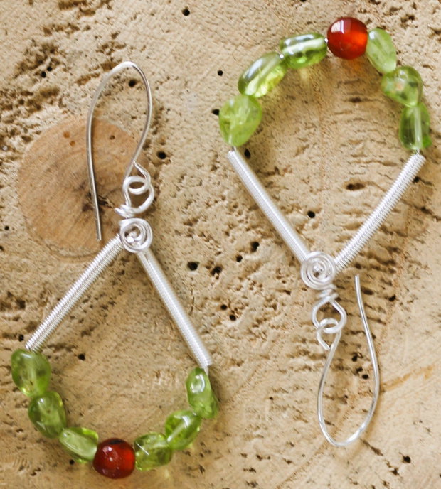 Cercei handmade din sarma,sfere de carneol fatetat si cipsuri din peridot