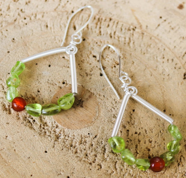 Cercei handmade din sarma,sfere de carneol fatetat si cipsuri din peridot