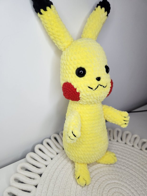 Pikachu crosetat